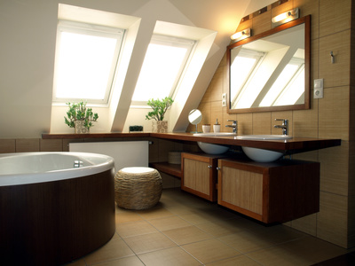 Des fenêtres de toit dans une salle de bain en combles
